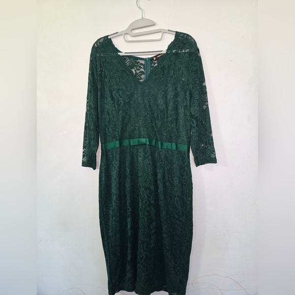 Elegant Green Lace Dress - Picture 1 of 4